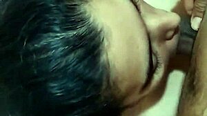 a esta jovencita le encanta chuparlo