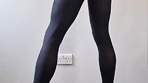 زب المتحولة الكبير يقذف في الجوارب