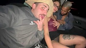 Que bagunça essa loirinha tatuada fez com os dois na carona do carro, espalhando sua buceta apertada.