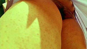 muestra el gran culo estudiante en falda rosa le gusta ser observada por hombres 👀😏