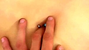 Buen dedo en el ombligo de esta hermosa latina durante masaje