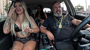 डीजे झेनी अह ट्रिम्ड चूत और बड़े स्तनों पर टंग से टेड को मिक्सिंग लेक्शन देती है कार में... पब्लिक लिकिंग!