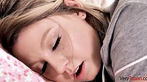 उफ्फ, अपनी स्टेप डॉटर की चेरी चूचियां और मीठी चूत चोद रहा हूँ, समझे?