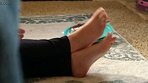 look at these cute hidden feet in candid shots