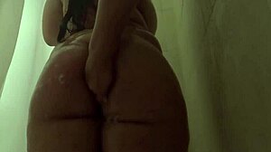 Uh, tetek besar di bawah kemeja putih basah di kamar mandi, masturbasi sendirian rasanya enak banget!