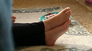 look at these cute hidden feet in candid shots