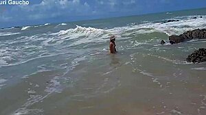 Пара Юри и Гаучо на нудистском пляже, горячая жена выставляет всё, мужики в экстазе 😍