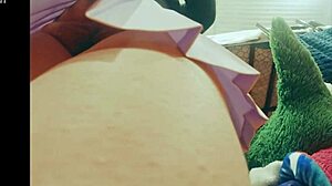 muestra el gran culo estudiante en falda rosa le gusta ser observada por hombres 👀😏