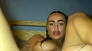 טין סקוטית 18+ עם ציצים עבים עושה משחק אנאלי סולו זיין תחת