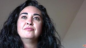 toda una señora en la calle una guarra en la cama