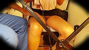 krásna Kolumbijčanka pod sukňou bez nohavičiek