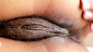 मेरी बालों वाली काली चूत को उंगलियों से गीला और क्रीमी बनाया 😩