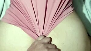 成熟拉丁女人弯腰接受后入式按摩