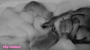 Kity Hudson orgasms with toy in bath!