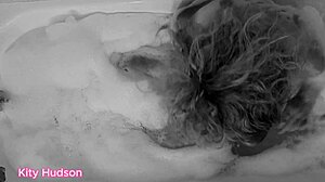 Kity Hudson orgasms with toy in bath!