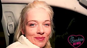 Oletsha blonde incroyable est folle de bite