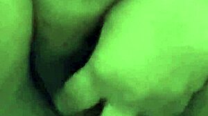 Ama de casa disfruta eyaculación femenina casual en dormitorio