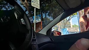 Punheta no carro busca informação com pau duro ao ar livre