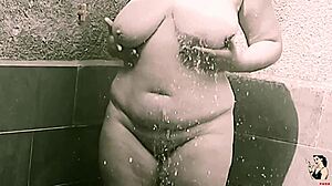 Lays Lopes masturbates in morning shower