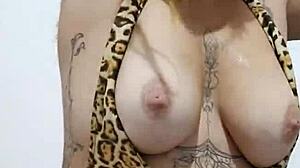 Young exhibitionist flashes fetish style with much tesão, inviting cum on tits and axilas