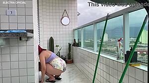 câmera de segurança- faxineira safada usando shortinho socadinho latina