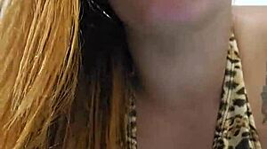 Young exhibitionist flashes fetish style with much tesão, inviting cum on tits and axilas