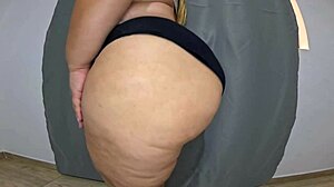 पीओवी स्टाइल में अपनी मोटी गांड हिलाती हुई