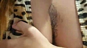 Young exhibitionist flashes fetish style with much tesão, inviting cum on tits and axilas