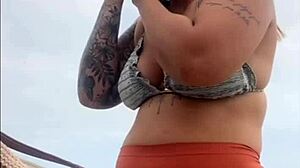 tô na praia e já estou inchada e molhadinha, pronta pra levar rola? sim, minha buceta grande tá esperando!