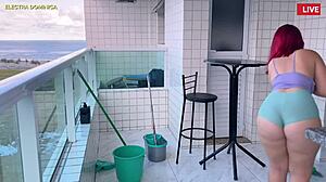 contratei essa empregada e ela é muito safada veio com mini shorts para me deixar excitado eu fiquei louco