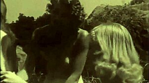 黑暗灯笼娱乐呈现复古女人在复古场景