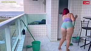 contratei essa empregada e ela é muito safada veio com mini shorts para me deixar excitado eu fiquei louco