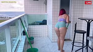 contratei essa empregada e ela é muito safada veio com mini shorts para me deixar excitado eu fiquei louco