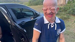 ele entrou timido mas meus seios grandes e boca quente viciaram ele no prazer maduro