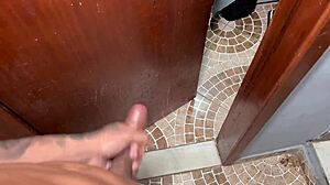 Espiando a minha enteada gostosa depois do banho passando creme no corpo e se masturbando eu necessito meter o pau nessa safada completo sheer