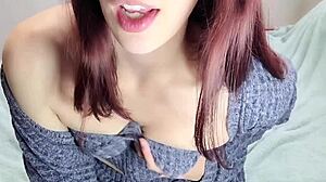 Soție târfă își bagă degetele și își freacă clitorisul înainte să vină soțul acasă în seara asta