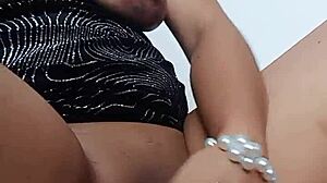 נערה מתנדבת עד לריסוס בחדר בזמן שהבעל מתאחד בסלון