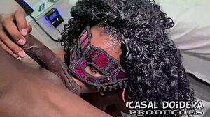 Sexo amador com a mulata piranha traindo marido que ficou ligando enquanto ela fodia com o dotado