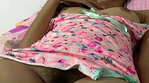 Sorprendo a mi compa�era de cuarto masturb�ndose me deja grabarla video casero real