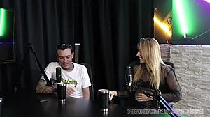 loira safada drools on skinny guy's dick in public