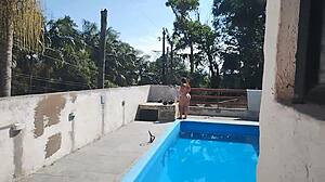 Chamei o pedreiro no domingo pra terminar um servi�o na piscina mais fiquei preparada bem putinha esperando logo ele bateu uma punheta e gozou pra mim. Exhibitionists flashing and masturbating solo in public.