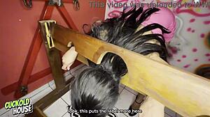 noiva safada fazendo sexo com dois homens em sala de bdsm 😍