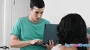 זוגות פרועים עושים סקס קשוח בחדר מלון