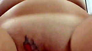 Usando uma sainha de puta e mostrando os peitinhos!