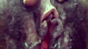 Интенсивный крупный план лесбийского лизания киски и кончи