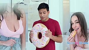 Nevlastní sestra nabízí hardcore šukání s přirozenýma prsama, když jí olížeš kundu