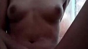 菲妹剃光身体淋浴网络自慰