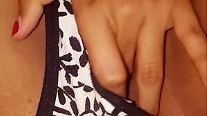 Mi putita hermanastra se masturba con un coño sexy y lindo. Ella es tan exótica y cachonda en este masaje.