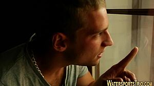 Puttana kink eccitata e arrapata si fa pisciare addosso in scena fetish