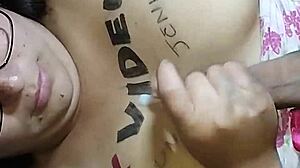 Esposa Caliente XXX Se Masturba con Intensidad en Escena Amateur de Sexo Salvaje